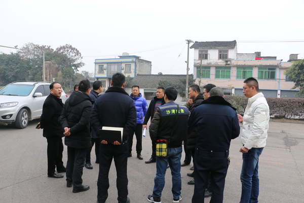 部门联合现场办公,开展道路安全隐患排查